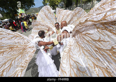 Port of Spain, Trinidad. 9 Février, 2016. Membres du groupe 'Demande de Shangri-La", présenté par K2K Alliance & Partenaires effectuer sur l'Avenue Victoria pendant le défilé des bandes dans le cadre de la Trinité-et-Tobago Carnival le 09 février 2016 à Port of Spain, Trinidad. Credit : SEAN DRAKES/Alamy Live News Banque D'Images