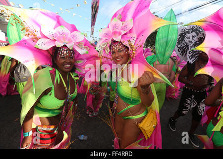 Port of Spain, Trinidad. 9 Février, 2016. Les membres de la bande 'La Tribu perdue", présenté par la tribu, effectuer pendant le défilé des bandes sur Ariapita Road dans le cadre de la Trinité-et-Tobago Carnival le 09 février 2016 à Port of Spain, Trinidad. Credit : SEAN DRAKES/Alamy Live News Banque D'Images