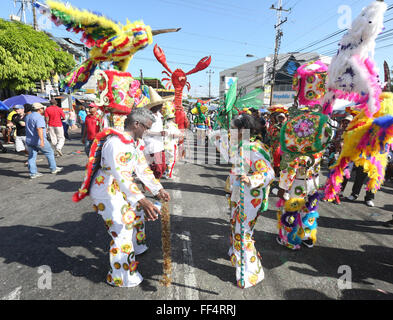 Port of Spain, Trinidad. 9 Février, 2016. Les membres de la bande 'A Touch of Nature", présenté par Belmont élégant exotiques marins effectuer pendant le défilé des bandes sur Ariapita Road dans le cadre de la Trinité-et-Tobago Carnival le 09 février 2016 à Port of Spain, Trinidad. Credit : SEAN DRAKES/Alamy Live News Banque D'Images