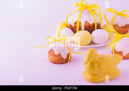 Des gâteaux et des oeufs de pâques décorés en jaune. Focus sélectif. Banque D'Images
