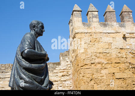 Cordoue, Espagne - 25 MAI 2015 : La statue du philosophe Lucius Annaeus Sénèque le Jeune par Amadeo Ruiz Olmos (1913 - 1993). Banque D'Images