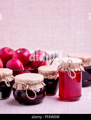 Des conserves de fruits et de baies de la confiture dans le pot. Style rustique. Banque D'Images