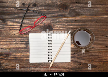 Ordinateur portable blanc, verres à café et bureau crayon sur table en bois. Banque D'Images