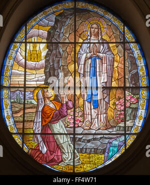 ROME, ITALIE - 2015 : les vitraux de la Vierge Marie de Lourdens à l'église Chiesa di Santa Maria Annunziata, par l'artiste S. C. J. Banque D'Images