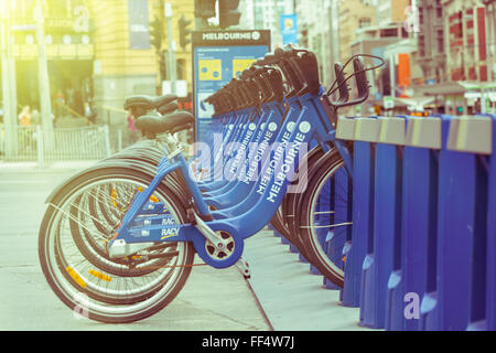 MELBOURNE - JAN 31 2016 : ville des vélos sur les rues de Melbourne. A l'image vintage filtre appliqué Banque D'Images