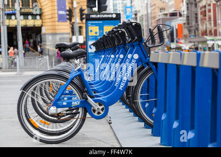 MELBOURNE - JAN 31 2016 : ville des vélos sur les rues de Melbourne. Banque D'Images