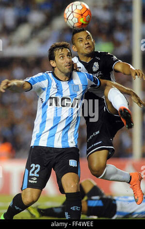 Buenos Aires, Argentine. 10 fév, 2016. Diego Milito (L) de l'EDDV Racing Club pour la balle avec Carlos Gutierrez de Puebla au Mexique au cours de leur deuxième match de la jambe de la Copa Libertadores 2016 match de soccer tenu à Presidente Peron stade dans la ville d'Avellaneda, Buenos Aires, Argentine, le 10 février, 2016. Racing a gagné par 1-0. © Osvaldo Fanton/TELAM/Xinhua/Alamy Live News Banque D'Images