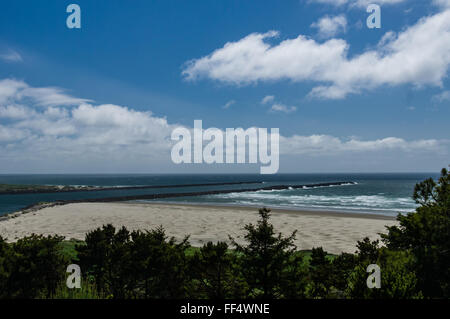 Jetée de Yaquina Bay s'étend dans l'océan Pacifique. Newport, Oregon Banque D'Images