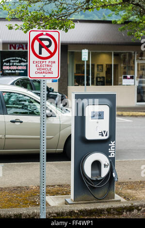 Chargeur de voiture électrique clignote dans un parking sans parking sign Banque D'Images