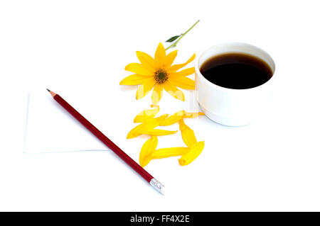 La vie encore une tasse de café, un crayon à papier et une fleur jaune, isoler Banque D'Images