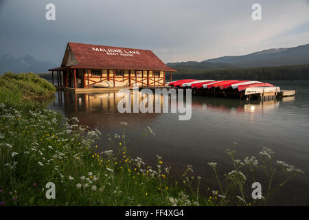 Lumière du soir sur le parc national Jasper's Lac Maligne et l'historique bateau maison Phillips bouclés dans les Rocheuses. Banque D'Images