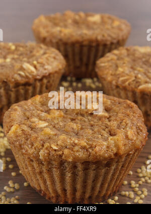 Muffins frais avec le millet, l'avoine, flocons de gruau et cannelle cuit apple avec farine complète, concept de délicieux, Banque D'Images