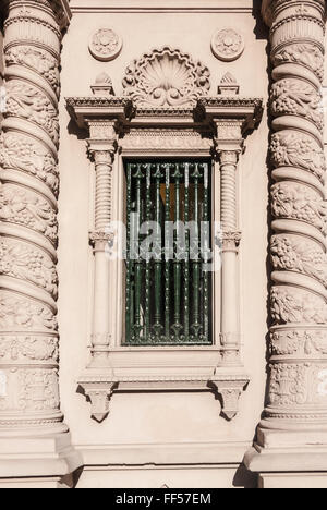 Détail de la façade ornée d'un bâtiment historique de Montevideo, Uruguay Banque D'Images