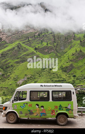 Pragya mobile exécute l'autobus scolaire ; il visite l'ensemble de la communauté des travailleurs migrants high altitude area dans l'Himalaya Central. Il y a 9 différents bus que visiter des villages dans toute l'Uttarakhand, Himalaya Central, de l'Inde. Banque D'Images