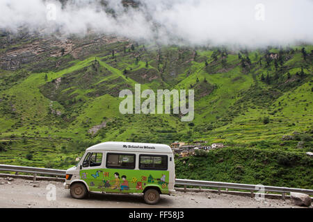 Pragya mobile exécute l'autobus scolaire ; il visite l'ensemble de la communauté des travailleurs migrants high altitude area dans l'Himalaya Central. Il y a 9 différents bus que visiter des villages dans toute l'Uttarakhand, Himalaya Central, de l'Inde. Banque D'Images