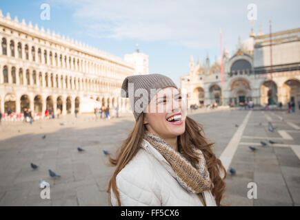 Prendre plaisir classique à Venise, Italie - errent sur la place San Marco, chase les pigeons et prendre des photos. Laughing young Banque D'Images