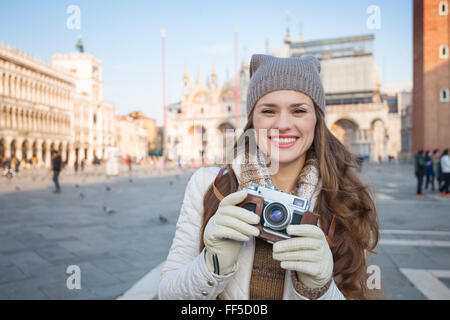 Prendre plaisir classique à Venise, Italie - errent sur la place San Marco, chase les pigeons et prendre des photos. Portrait de hap Banque D'Images