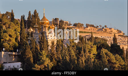 Jérusalem - l'église orthodoxe russe de Hl. Marie de Magdala sur le Mont des Oliviers et le cimetière dans le coucher du soleil la lumière. Banque D'Images