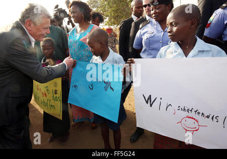 Abuja, Nigéria. 10 fév, 2016. Le Président allemand Joachim Gauck a Kuchigoro visite au nouveau camp de déplacés et regarde des photos d'enfants ont écrit avec les mots 'Nous pouvons faire' à Abuja, Nigeria, 10 février 2016. Le président allemand est sur une visite d'Etat de cinq jours au Nigéria. Photo : WOLFGANG KUMM/dpa/Alamy Live News Banque D'Images