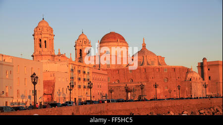 Les bâtiments de l'église cathédrale vue du front de mer, Cadix, Espagne Banque D'Images