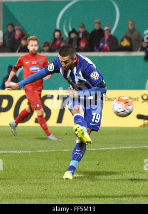 Heidenheim an der Brenz, Allemagne. 10 Février, 2016. Berlin's Vedad Ibisevic en action au cours de la DFB football match quart de finale 1er FC Heidenheim vs Hertha BSC à Heidenheim an der Brenz, Allemagne, 10 février 2016. Photo : Stefan Udry/dpa Banque D'Images