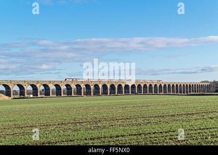 Virgin Trains East Coast Inter City TVH d'Inverness à Londres grâce à Édimbourg le viaduc de Newbridge Lothian Ouest en Ecosse Banque D'Images