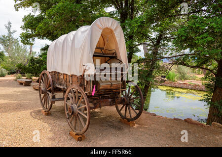 Le vieux Nice chariot couvert en Arizona et le lac en arrière-plan Banque D'Images