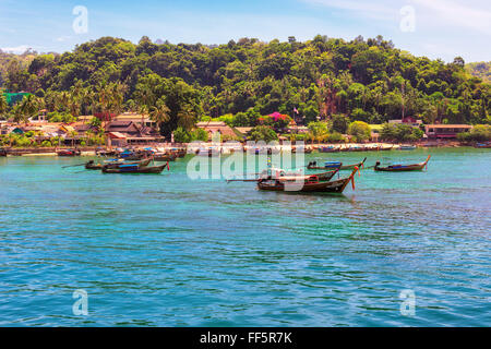 Long Tail boats in Harbour Phi Phi Island, Krabi, Thaïlande Banque D'Images