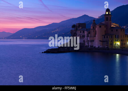 L'Italie. Photo:la ville. Mer Méditerranée. Vues des montagnes, mer, plage et town clock. Après le coucher du soleil Banque D'Images