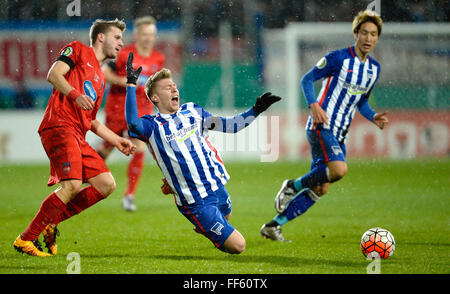 Heidenheim an der Brenz, Allemagne. 10 Février, 2016. L'Heidenheim Mathias Wittek (L) et Berlin's Mitchell Weiser (C) en action au cours de la DFB football match quart de finale 1er FC Heidenheim vs Hertha BSC à Heidenheim an der Brenz, Allemagne, 10 février 2016. Photo : Daniel Maurer/dpa/Alamy Live News Banque D'Images