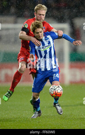 Heidenheim an der Brenz, Allemagne. 10 Février, 2016. L'Heidenheim Sebastian Griesbeck (retour) et Berlin, dans Haraguchiin Genki action pendant le match de football quart de finale de la Coupe DFB 1er FC Heidenheim vs Hertha BSC à Heidenheim an der Brenz, Allemagne, 10 février 2016. Photo : Daniel Maurer/dpa/Alamy Live News Banque D'Images