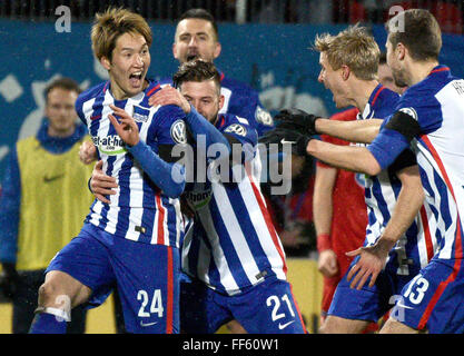 Heidenheim an der Brenz, Allemagne. 10 Février, 2016. Berlin's Genki Haraguchi (l-r), Marvin Plattenhardt, par Cilijan Skjelbred et Jens Hegeler célébrer au cours de la DFB football match quart de finale 1er FC Heidenheim vs Hertha BSC à Heidenheim an der Brenz, Allemagne, 10 février 2016. Photo : Daniel Maurer/dpa/Alamy Live News Banque D'Images