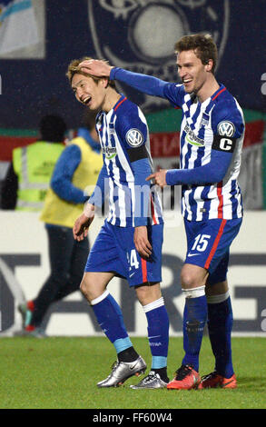 Heidenheim an der Brenz, Allemagne. 10 Février, 2016. Berlin's Genki Haraguchi (l) et Sebastian Langkamp célébrer au cours de la DFB football match quart de finale 1er FC Heidenheim vs Hertha BSC à Heidenheim an der Brenz, Allemagne, 10 février 2016. Photo : Daniel Maurer/dpa/Alamy Live News Banque D'Images