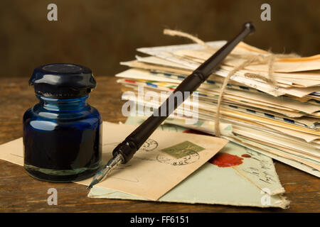 Et bien d'encre Vintage stylo sur une table avec des lettres anciennes Banque D'Images