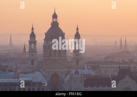 La basilique Saint-Etienne au lever du soleil, Budapest, Hongrie Banque D'Images