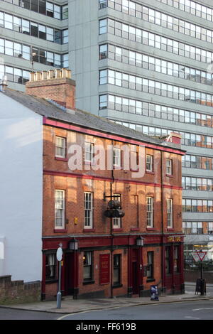 The Three Tuns public house sur la rue d'argent Chef à Sheffield, South Yorkshire, Angleterre Royaume-uni - dominé par un bâtiment élevé Banque D'Images