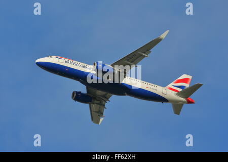 British Airways Airbus A320-232(WL) G-EUYS l'atterrissage à l'aéroport de Heathrow, Londres Banque D'Images