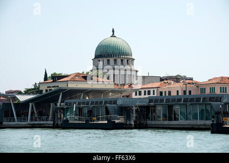 Vue sur le Lido di Venezia, face à la lagune vénitienne, depuis Venise, dans le nord de l'Italie. Le festival annuel du film de Venise a lieu ici fin août Banque D'Images