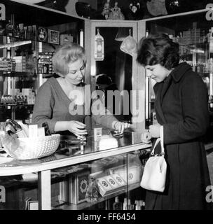 Commerce, magasins, 'Tante-Emma-Laden', vendanger teste le produit cosmétique, années 1950, droits supplémentaires-Clearences-non disponible Banque D'Images