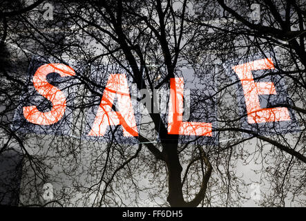 Vente sign in shop window Banque D'Images