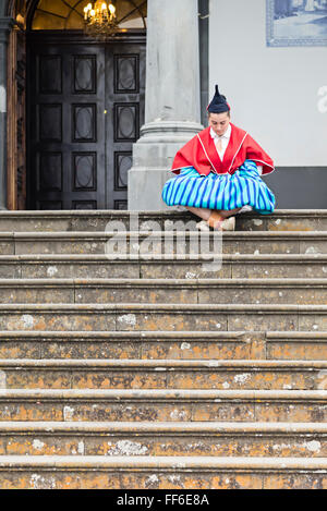 Femme d'une musique traditionnelle et folk dance group à partir de Madère assis sur l'escalier monte à l'église de pèlerinage à Funchal Banque D'Images