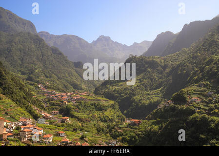 Terrasse fertile paysage de vergers, vignes et villages à Faja do Penedo avec des montagnes escarpées, côte nord de Madère Banque D'Images