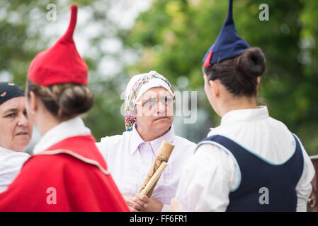 Les femmes d'une musique traditionnelle et folk dance group à partir de Madère en attente et à parler de l'église Monte Funchal,Madère, Banque D'Images