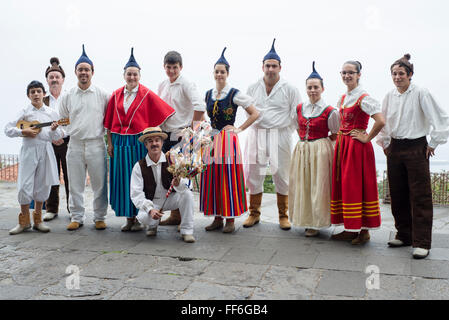 Portrait de la musique locale et groupe de danse folklorique de Madère à l'église de pèlerinage de Monte à Funchal avec Brinquinho et vêtements traditionnels Banque D'Images