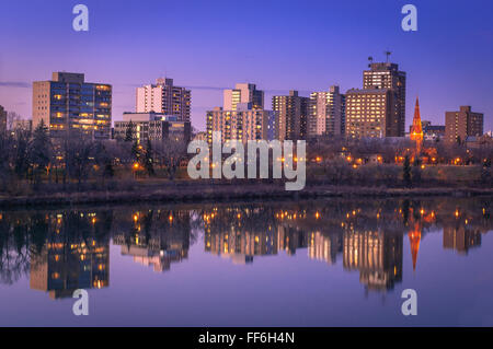 Centre-ville de Saskatoon lors d'une fraîche soirée d'automne. Banque D'Images