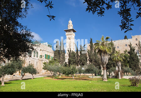 Jérusalem, Israël - 5 mars 2015 : le regard de la montagne du temple de minaret dans la partie nord. Banque D'Images