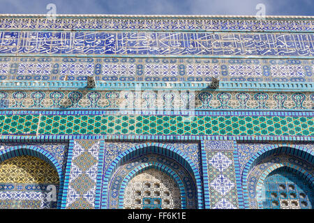 Jérusalem, Israël - 5 mars 2015 : Le détail de façade sur Dom de rocher sur le mont du Temple. (689-691). Banque D'Images