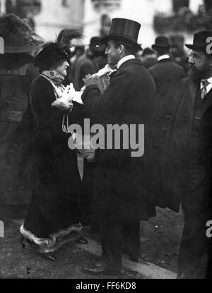 Mode, début du XXe siècle / début du siècle, couple habillé de façon tendance, vers 1910, droits supplémentaires-Clearences-non disponible Banque D'Images