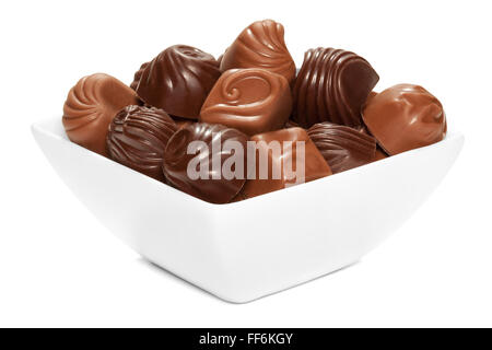 Bonbons de chocolat en blanc bol, isolé sur le fond blanc, chemin de détourage inclus. Banque D'Images