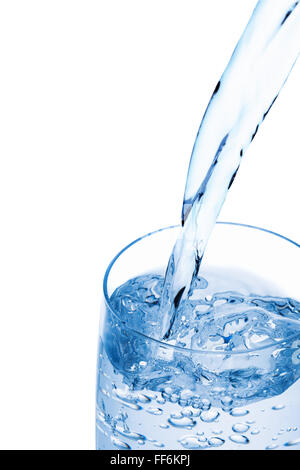 Verser de l'eau dans un verre, isolé sur le fond blanc, chemin de détourage inclus. Banque D'Images